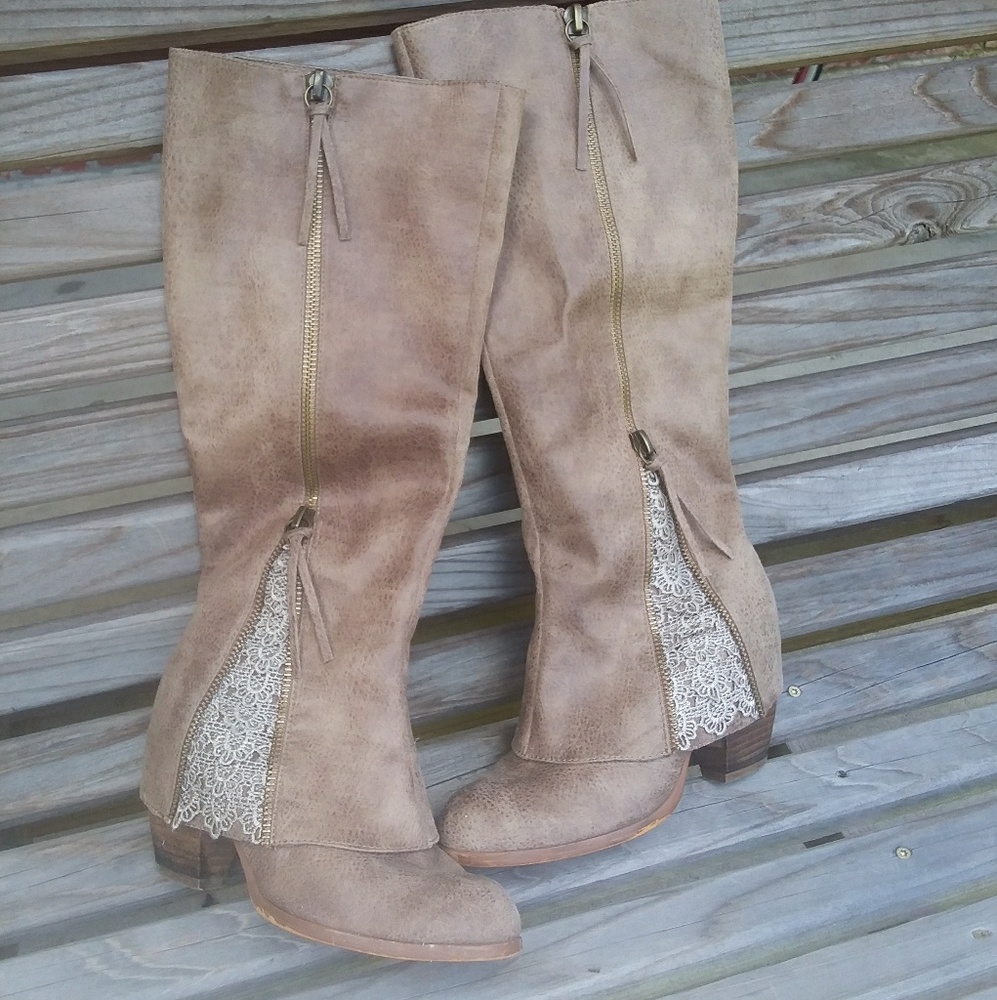 Heeled Boots with Beautiful Embroidered Detail.